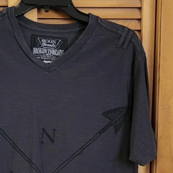 Broken Threads Mens Distressed Graphic Tee Size Medium - Picture 4 of 8